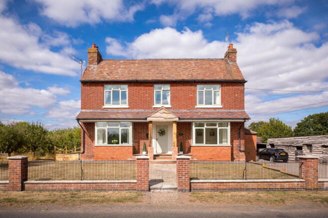 5 bed property, in Between Hallow and Wichenford, £1,175,000