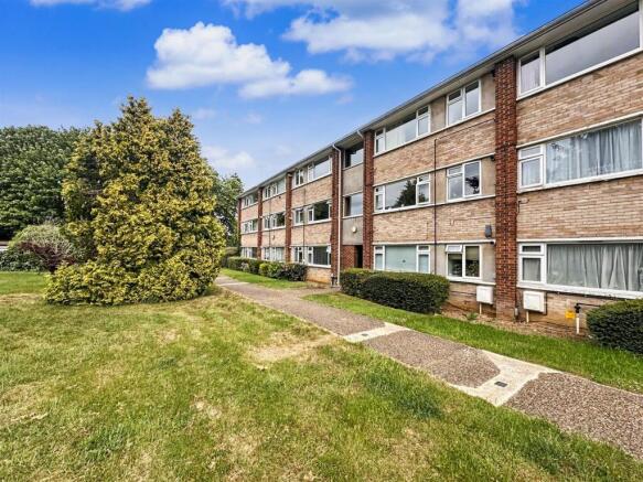 2 bed property, in Hughenden Road, £260,000