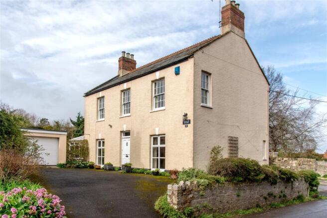4 bed property, in Queen Square, £625,000