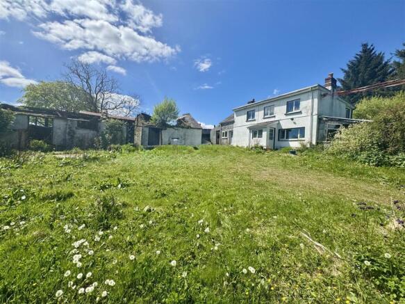 3 bed property, in Llanfynydd, £365,000