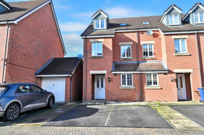 3 bed property, in The Limes, £225,000