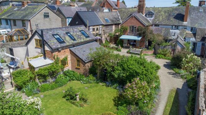 5 bed property, in High Street, £725,000