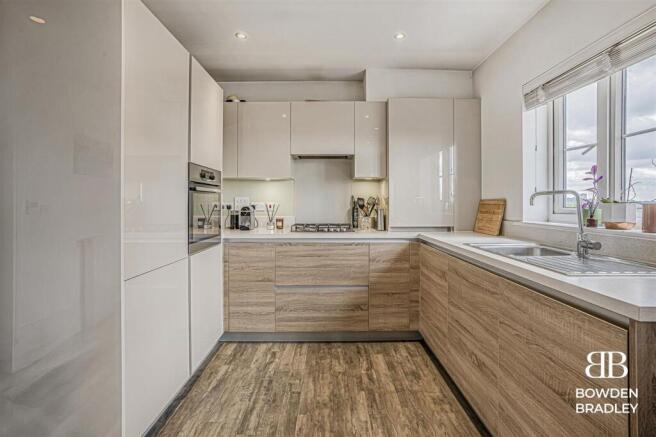 2 bed property, in Blackthorn Avenue, £325,000