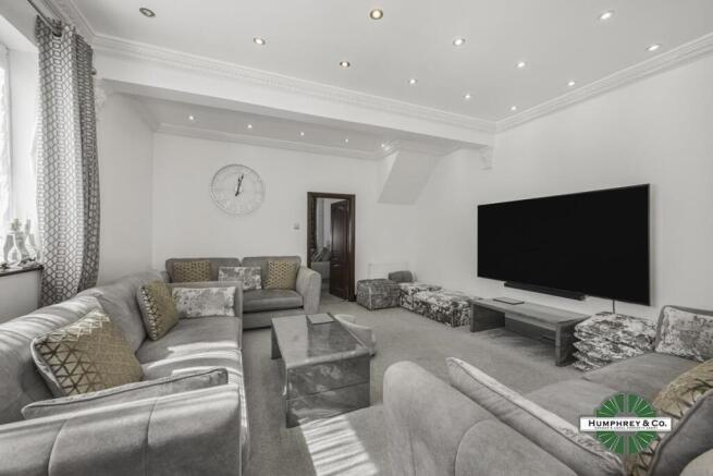 3 bed property, in Leopold Road, £625,000