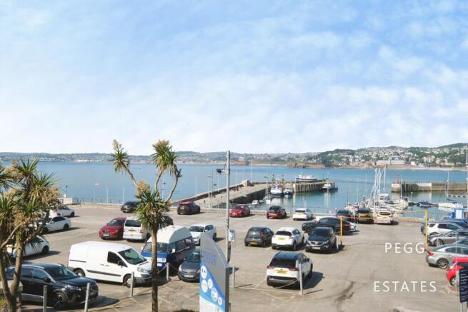 1 bed property, in Royal Marina Court, £140,000