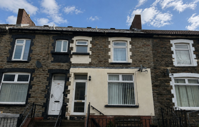 2 bed property, in Jubilee Road, £70,000
