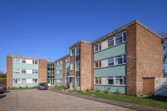 2 bed property, in Limes Court, £315,000
