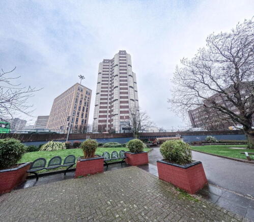 1 bed property, in Hagley Road, £90,000