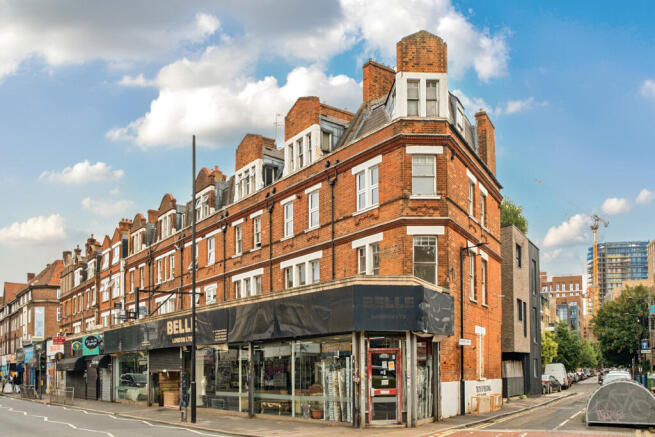 2 bed property, in Camberwell Road, £230,000