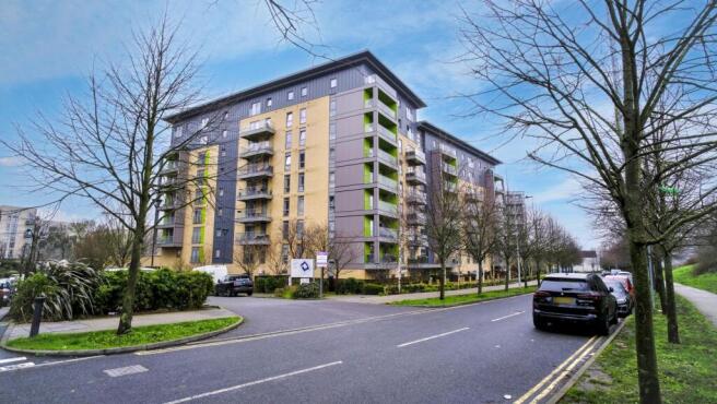 1 bed property, in Park Royal, £290,000