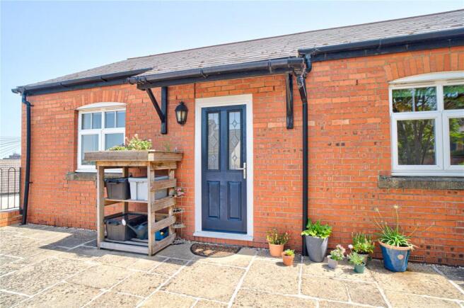 2 bed property, in Dixon Street, £180,000