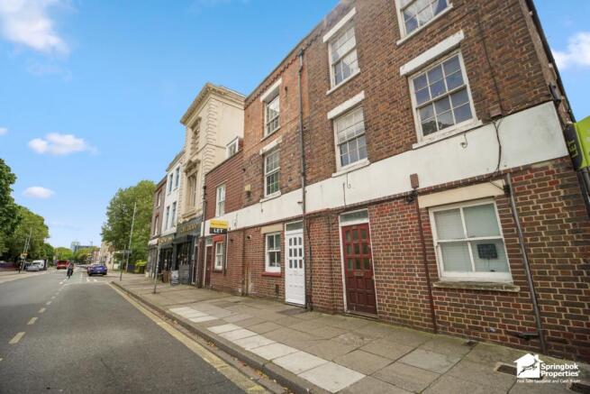 2 bed property, in Queen Street, £155,000