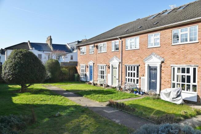 3 bed property, in Queen Annes Close, £675,000