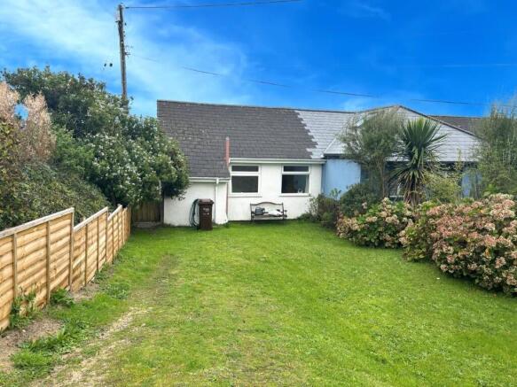 2 bed property, in Castle Drive, £279,000