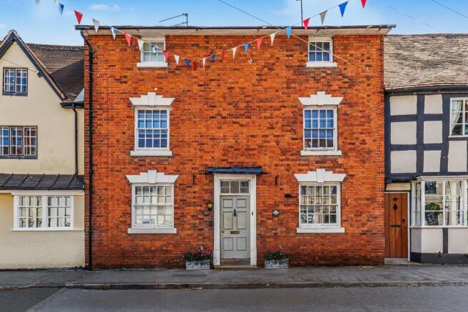 2 bed property, in Henley Street, £180,000