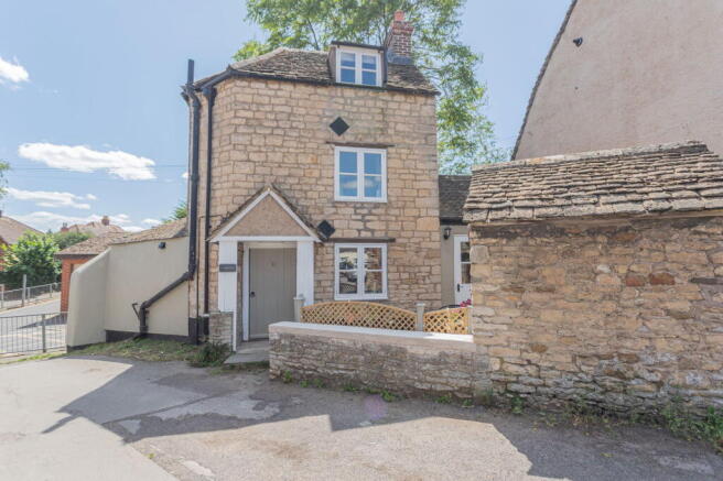 2 bed property, in The Chipping, £300,000
