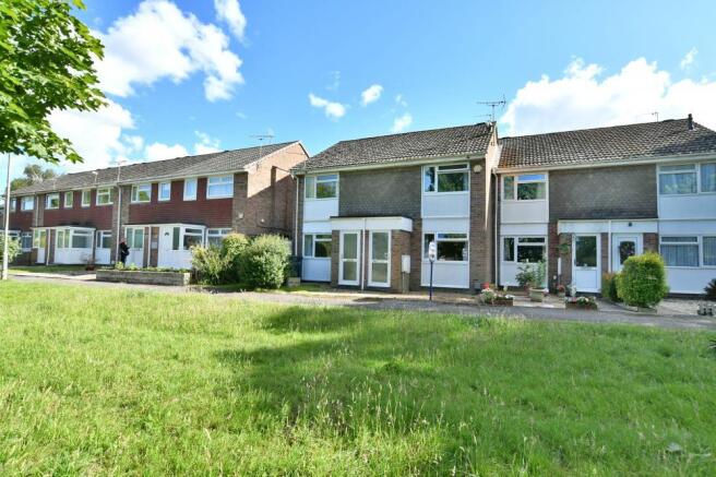 2 bed property, in Sopwith Crescent, £270,000