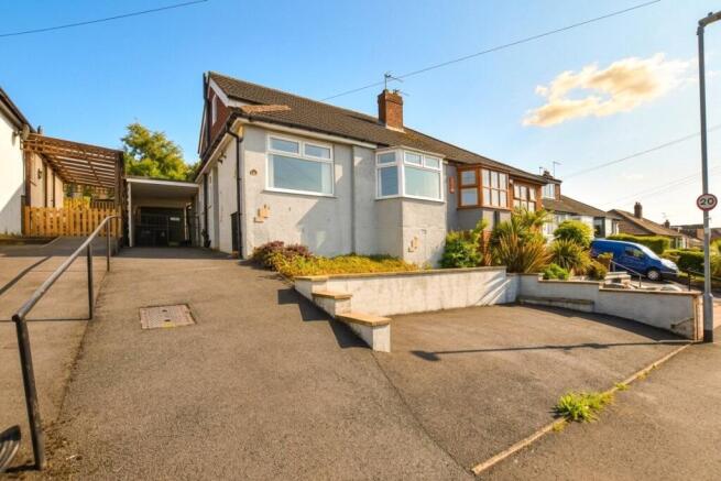 2 bed property, in Banksfield Crescent, £280,000