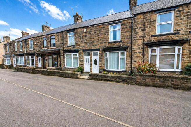 2 bed property, in Manor Road, £80,000