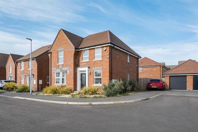 4 bed property, in Pipit Way, £550,000