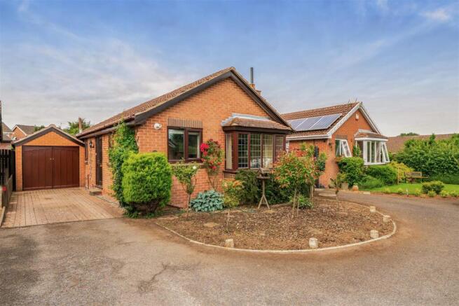 2 bed property, in Magnolia Drive, £290,000
