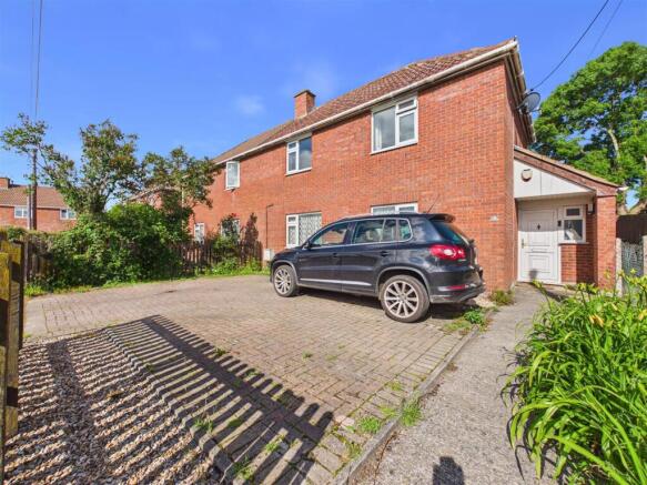 3 bed property, in Orchard Close, £295,000