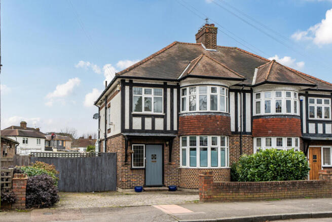 3 bed property, in Hayes Lane, £775,000