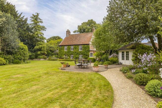5 bed property, in Main Road, £765,000