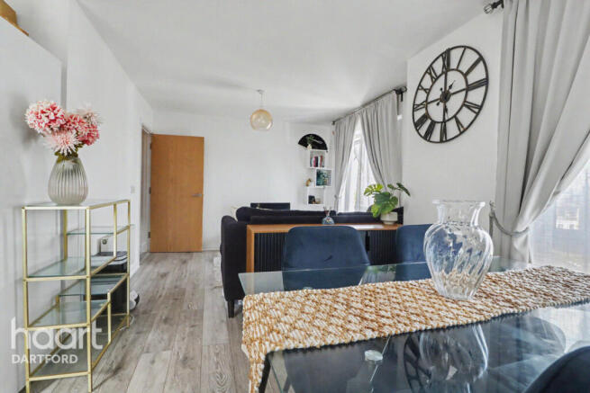 2 bed property, in Dulcie Close, £250,000