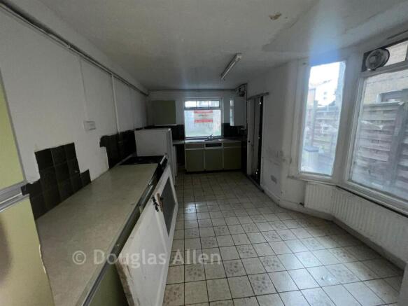 3 bed property, in Compton Avenue, £450,000