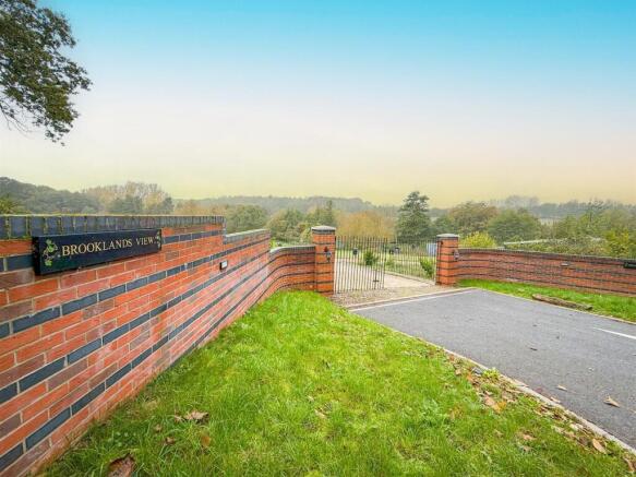 2 bed property, in Brooklands View, £700,000