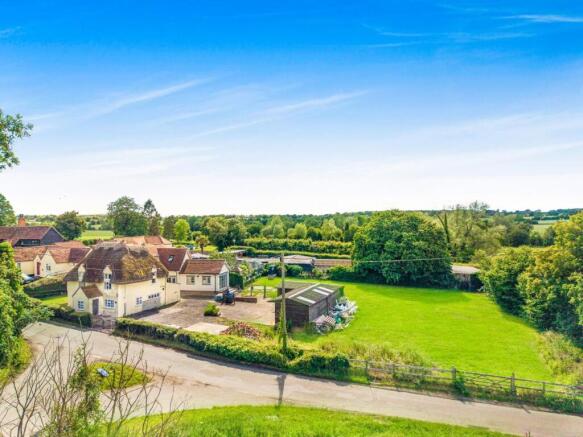 4 bed property, in Clatterford End, £800,000