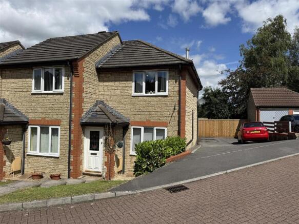 2 bed property, in Fern Close, £260,000