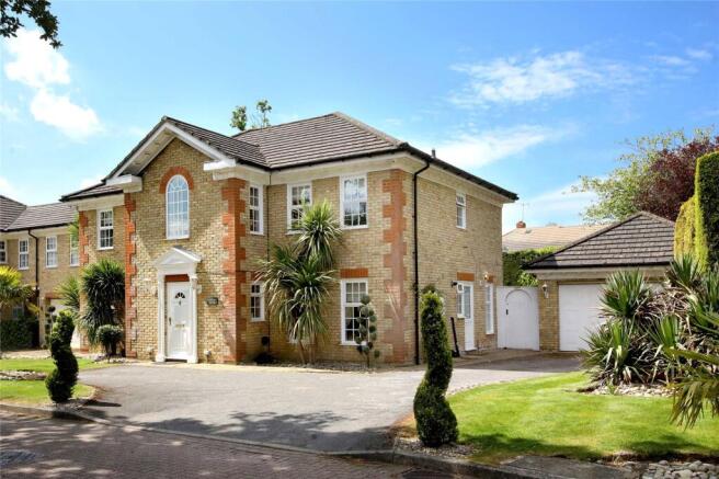 4 bed property, in Elmwood Park, £1,650,000
