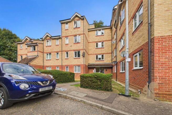 2 bed property, in Lucas Road, £120,000