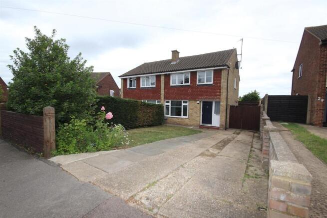 3 bed property, in Cotswold Close, £375,000