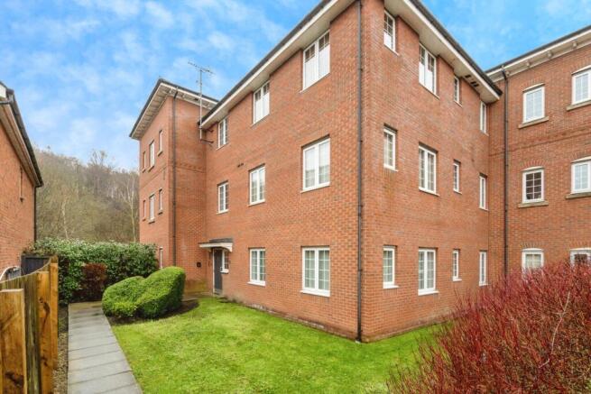 2 bed property, in Churchbeck Chase, £135,000