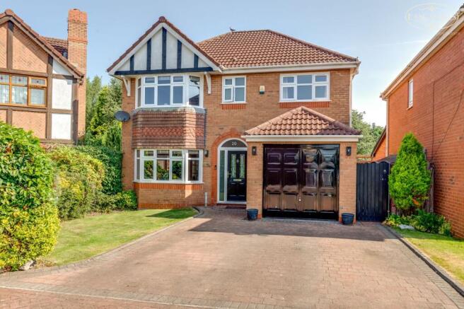 4 bed property, in Parkham Close, £450,000