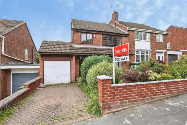 3 bed property, in Wendover Road, £240,000