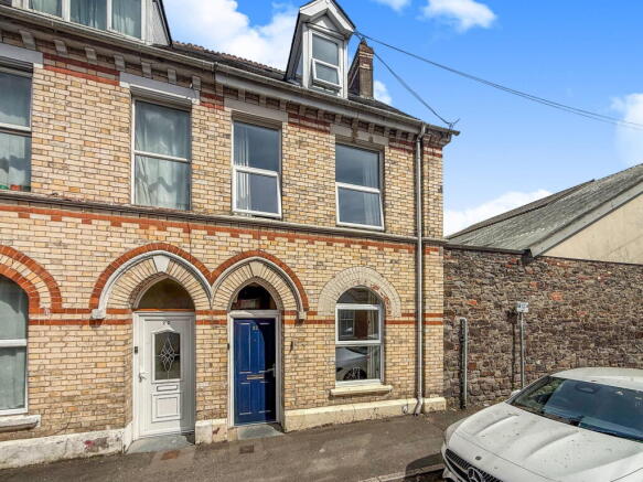 3 bed property, in Vicarage Lawn, £200,000