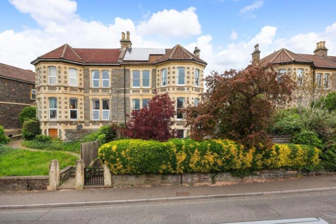 4 bed property, in Cromwell Road, £895,000