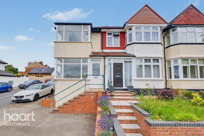3 bed property, in Hampden Way, £625,000