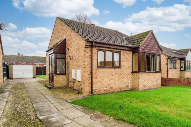 2 bed property, in Roland Simpson Close, £260,000