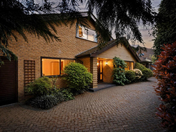 5 bed property, in Hawkesworth Drive, £900,000