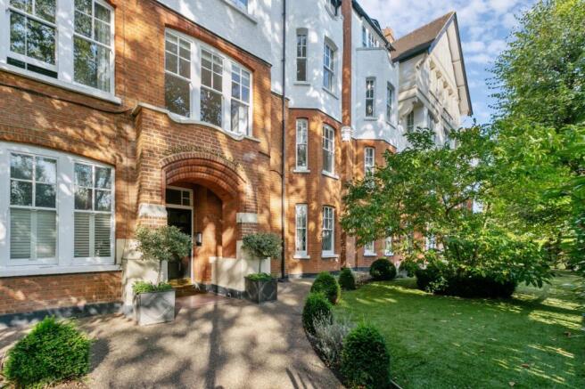 2 bed property, in Esmond Gardens, £350,000
