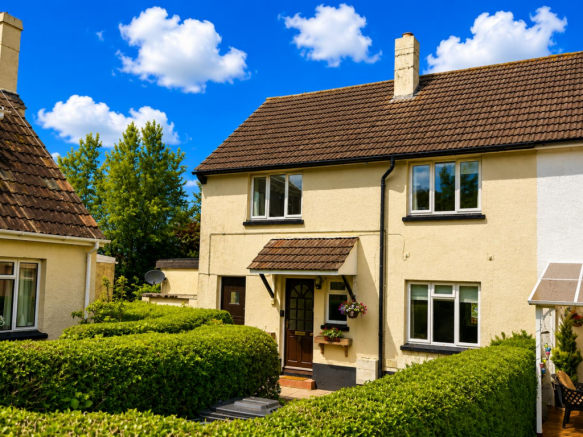 4 bed property, in Venn Close, £250,000