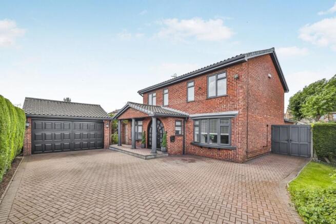 4 bed property, in Hollythorpe Place, £520,000