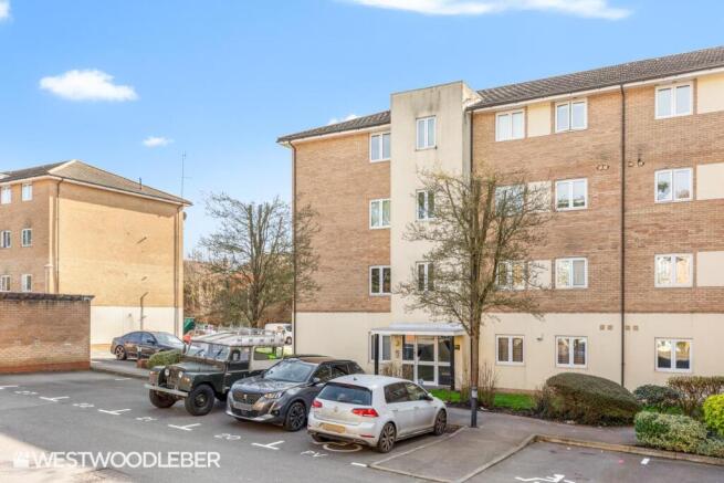 2 bed property, in Waterfall Close, £250,000