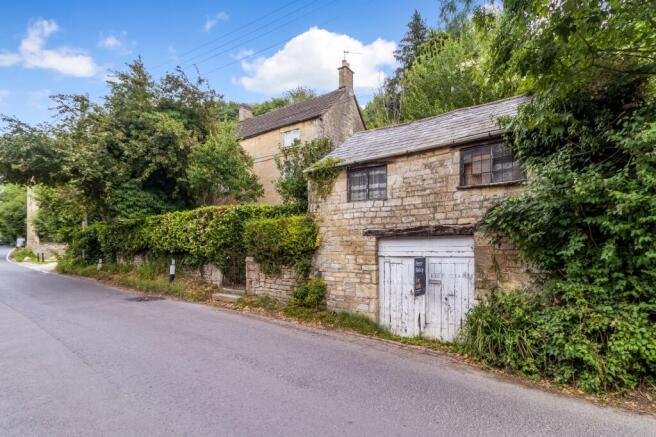 5 bed property, in Toadsmoor Road, £400,000