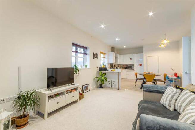 2 bed property, in St. Peters Avenue, £250,000